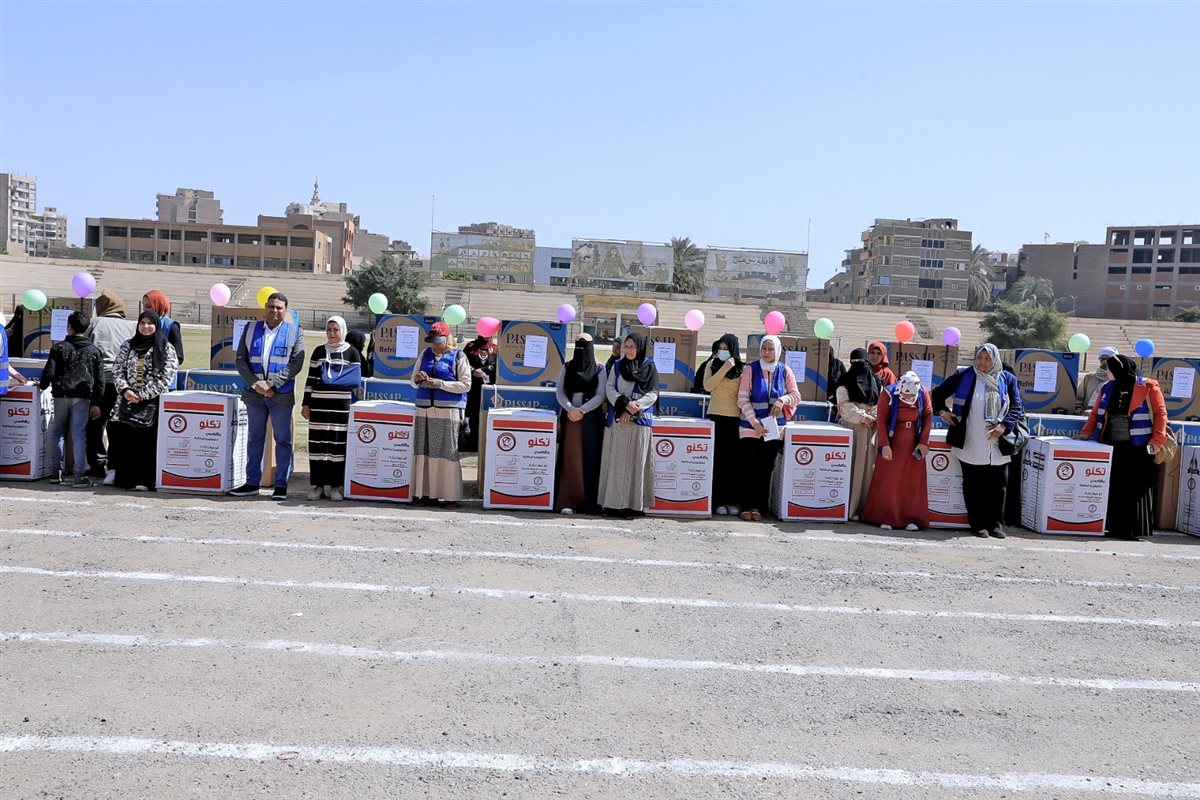 توزيع 60 جهاز عروسة وكرسي كهربائي على الأولى بالرعاية