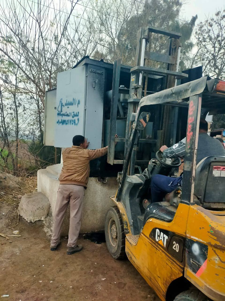 تغيير محول كهرباء بقرية النجيلة بكوم حمادة بعد نشوب حريق بداخله 