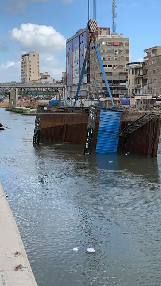 انتشال كوبري كفر الدوار العائم من مياه ترعة المحمودية