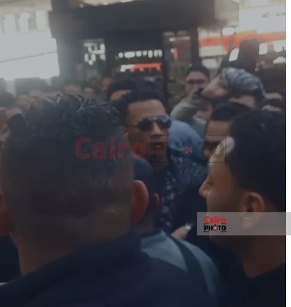  زحام شديد حول محمد رمضان أثناء تصويره كواليس برنامجه مدفع رمضان في محطة مصر